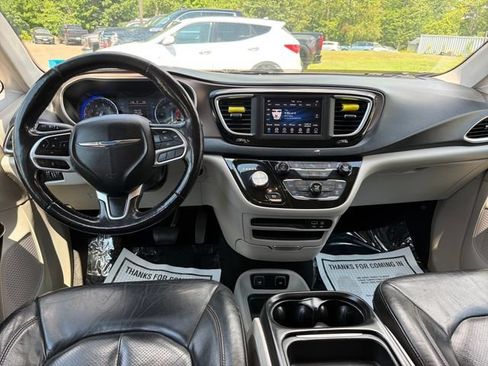 Used 2019 Chrysler Pacifica Touring-L FWD image 14
