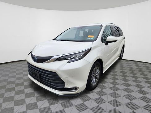 Used 2021 Toyota Sienna XLE w/ XLE Plus Package AWD/4WD image 2