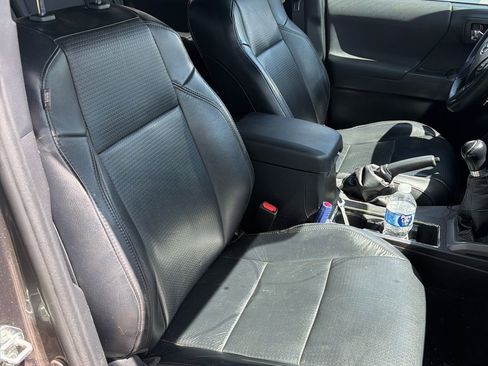 Used 2021 Toyota Tacoma TRD Off-Road w/ TRD Premium Off Road Package AWD/4WD image 21