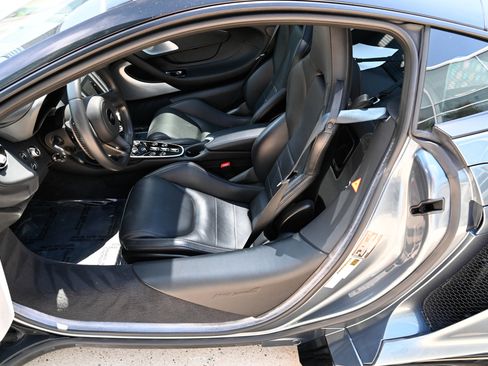 Used 2023 McLaren GT RWD image 17