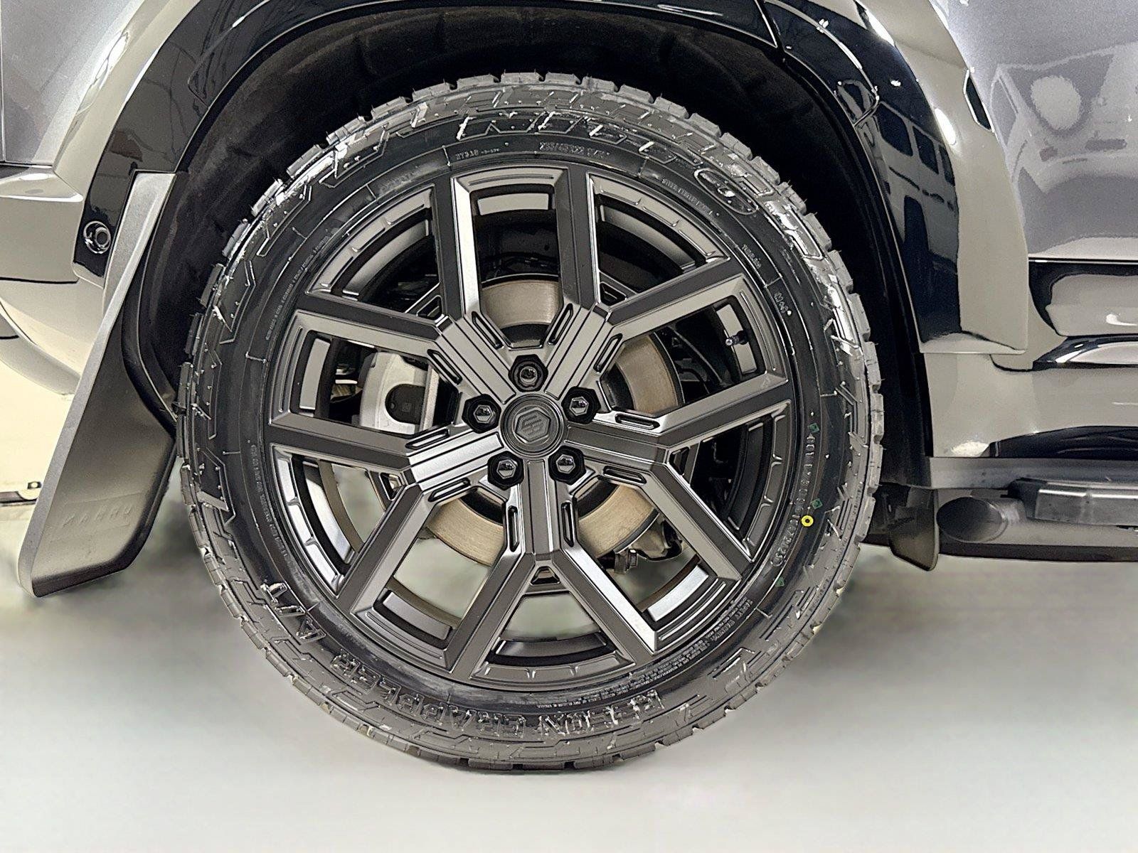 Used 2026 Land Rover Defender 110 X-Dynamic SE AWD/4WD image 38