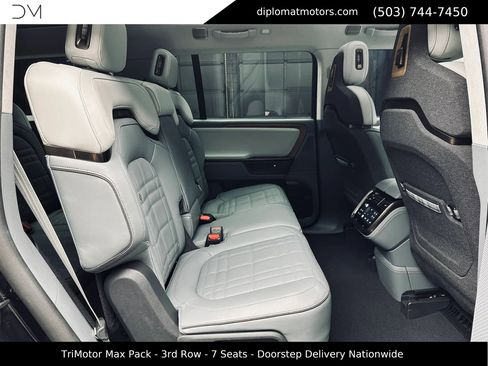 Used 2025 Rivian R1S Premium image 21