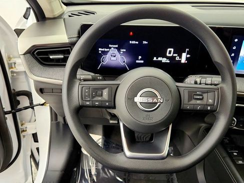 Used 2025 Nissan Kicks SV AWD/4WD image 13