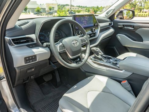Used 2023 Toyota Highlander Platinum AWD/4WD image 11