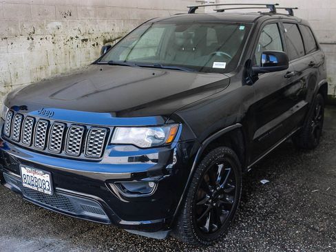 Used 2018 Jeep Grand Cherokee Altitude AWD/4WD image 5