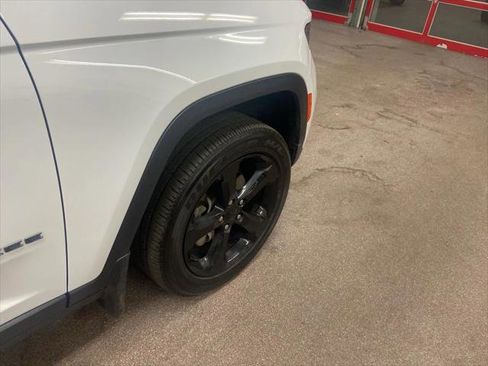 Certified 2024 Jeep Grand Cherokee Altitude image 25