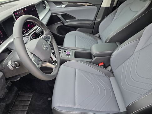 New 2025 Volkswagen Tiguan SE image 9