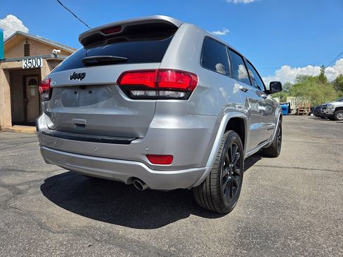 Used 2018 Jeep Grand Cherokee Altitude RWD image 10