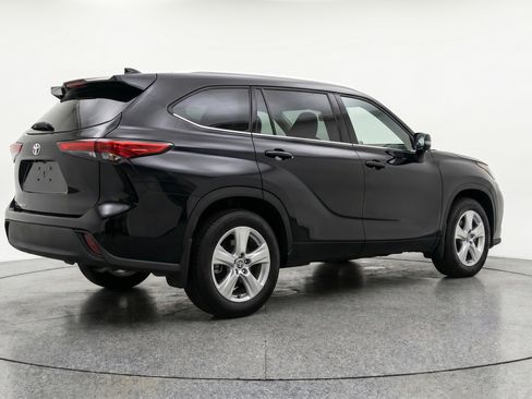 Used 2025 Toyota Highlander LE FWD image 9