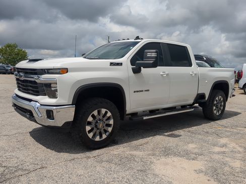 Used 2024 Chevrolet Silverado 2500 LT w/ Convenience Package AWD/4WD image 6