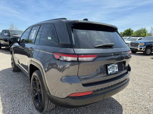 Used 2023 Jeep Grand Cherokee Altitude AWD/4WD image 8
