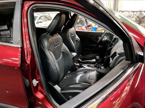 Used 2019 Jeep Cherokee Limited image 8