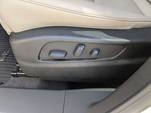 Used 2023 Cadillac XT4 Luxury w/ Cold Weather Package FWD image 21