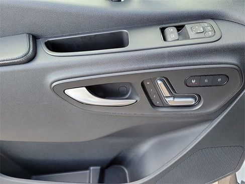 Used 2022 Mercedes-Benz Sprinter 2500 image 11