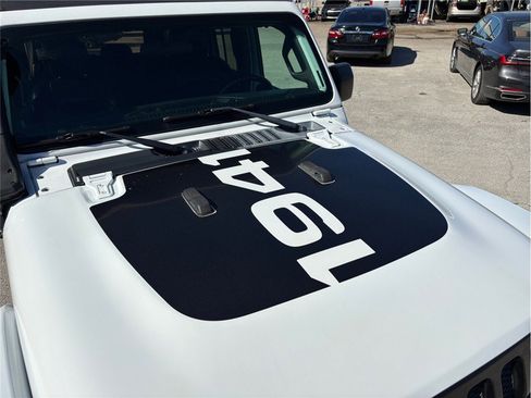 Used 2021 Jeep Wrangler Unlimited Sahara w/ Altitude image 13