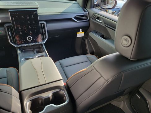 New 2026 GMC Acadia AT4 w/ Luxury Package AWD/4WD image 18