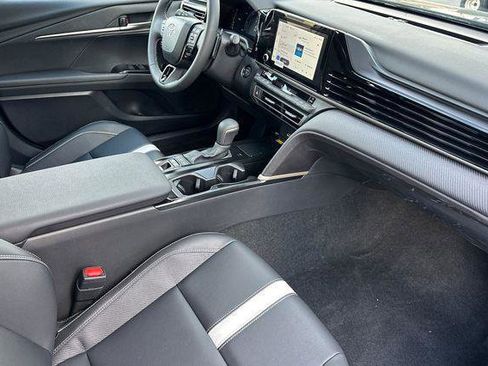 Used 2025 Toyota Camry SE w/ Convenience Package image 17