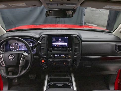 Used 2024 Nissan Titan SV w/ SV Convenience Package image 23