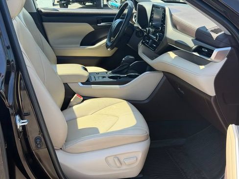 Used 2022 Toyota Highlander XLE FWD image 22