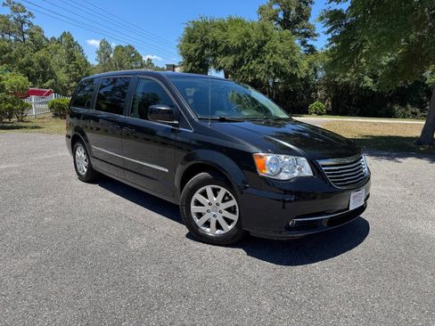 Used 2014 Chrysler Town & Country Touring FWD image 8