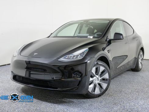 Used 2022 Tesla Model Y Long Range AWD/4WD image 3