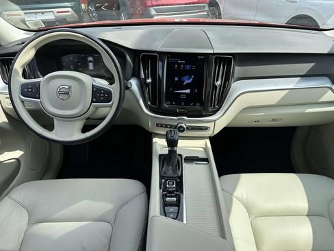 Used 2021 Volvo XC60 T5 Momentum AWD/4WD image 17