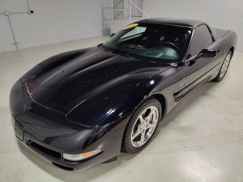 Used 2004 Chevrolet Corvette Coupe w/ Preferred Equipment Group RWD image 16