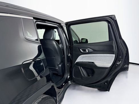 Used 2024 Jeep Compass Latitude image 28