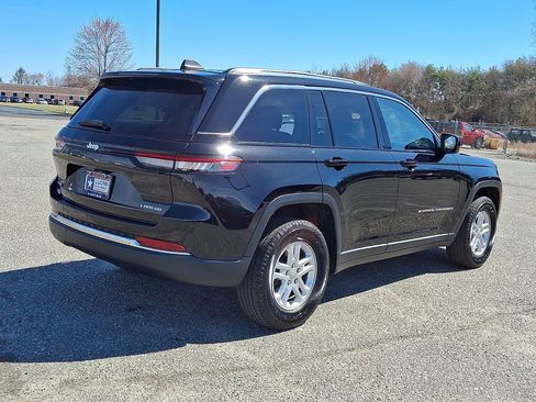 Used 2023 Jeep Grand Cherokee Laredo AWD/4WD image 12