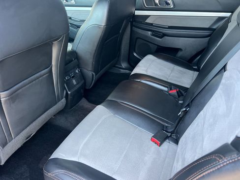 Used 2017 Ford Explorer XLT w/ Equipment Group 202A FWD image 12