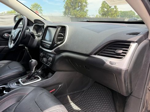 Used 2014 Jeep Cherokee Trailhawk w/ Comfort/Convenience Group AWD/4WD image 19