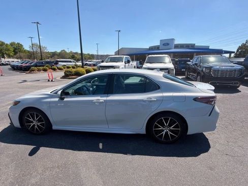 Used 2022 Toyota Camry SE image 11