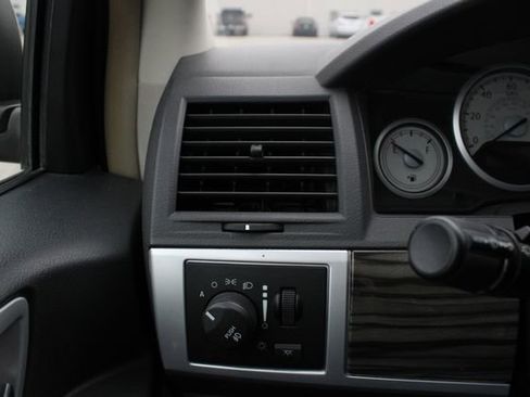 Used 2010 Chrysler Town & Country Touring FWD image 7