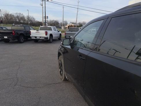 Used 2023 Chevrolet Traverse LT image 22