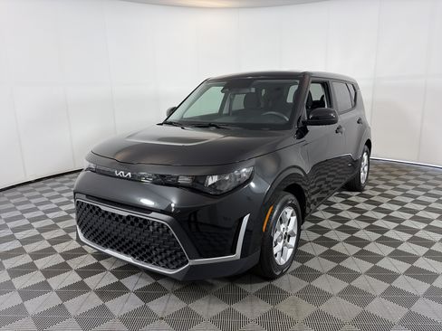Used 2025 Kia Soul LX w/ LX Technology Package FWD image 2