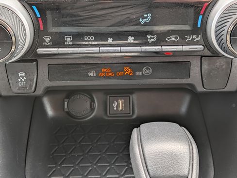 Used 2025 Toyota RAV4 XLE AWD/4WD image 30