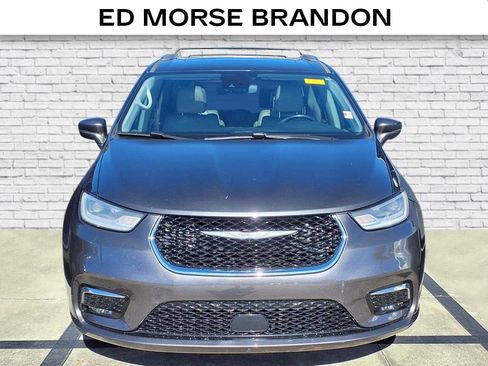 Used 2021 Chrysler Pacifica Touring-L w/ Uconnect Theater Family Group image 2