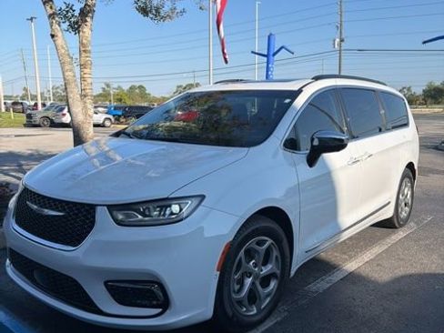 Used 2023 Chrysler Pacifica Limited w/ Trailer Tow Group image 1