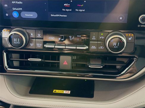 Used 2023 Toyota Highlander XLE image 17