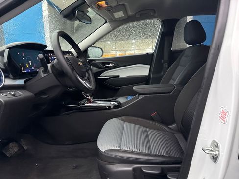 Used 2025 Chevrolet Trax LT w/ LT Convenience Package image 11
