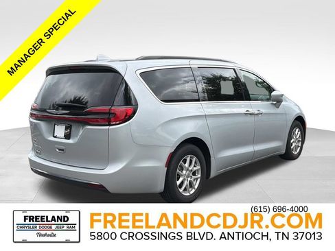 Used 2022 Chrysler Pacifica Touring-L FWD image 3