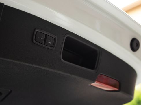 Certified 2026 Porsche Macan AWD/4WD image 30