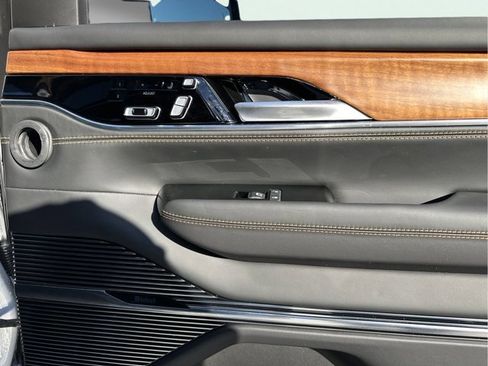 Used 2024 Jeep Grand Wagoneer Series III image 13