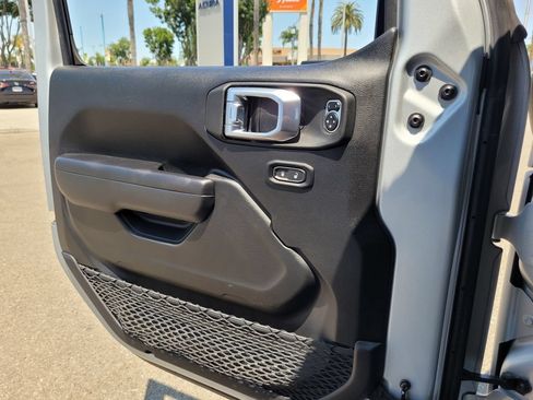 Used 2023 Jeep Wrangler Unlimited AWD/4WD image 33
