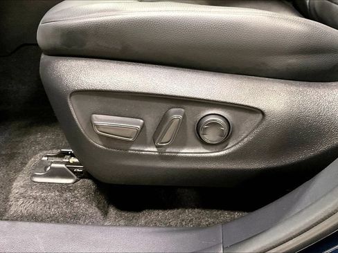 Used 2024 Toyota Highlander XLE AWD/4WD image 19