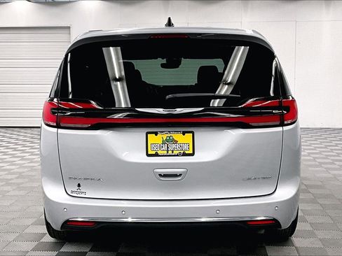 Used 2024 Chrysler Pacifica Limited FWD image 5