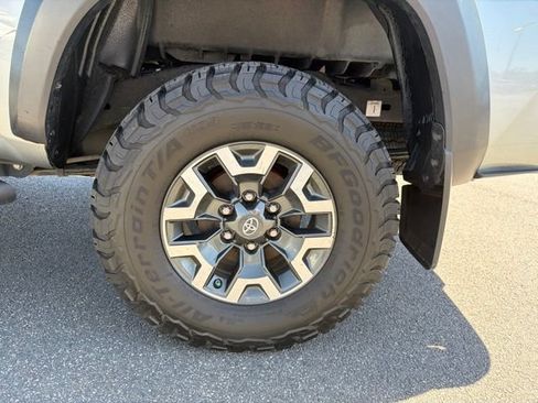 Used 2020 Toyota Tacoma TRD Off-Road w/ TRD Premium Off Road Package AWD/4WD image 11