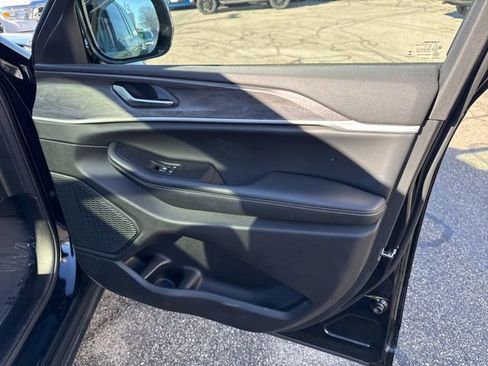 Certified 2023 Jeep Grand Cherokee Limited image 11