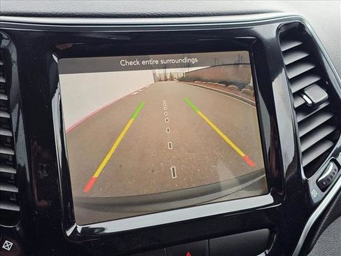 Used 2019 Jeep Cherokee Limited image 25