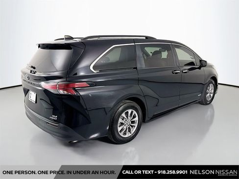 Used 2021 Toyota Sienna XLE image 5